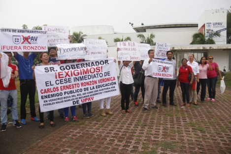 Alumnos, maestros y directores de los planteles de la UPAV en la zona metropolitana Veracruz-Boca del Río -Medellín, cerraron el bulevar Ruiz Cortines en demanda de la destitución de Carlos Ronzón Verónica, cordinador regional de la UPAV. 