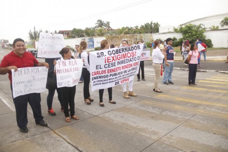 Alumnos, maestros y directores de los planteles de la UPAV en la zona metropolitana Veracruz-Boca del Río -Medellín, cerraron el bulevar Ruiz Cortines en demanda de la destitución de Carlos Ronzón Verónica, cordinador regional de la UPAV. 