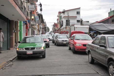 Debido a la imprudencia de algunos conductores que hacen sus compras los jueves en el mercado San José, al estacionar sus autos sobre la calle Nogeira, incluso en doble fila, el tráfico sobre 5 de Febrero se congestiona. Agentes viales brillan por su ausencia. 