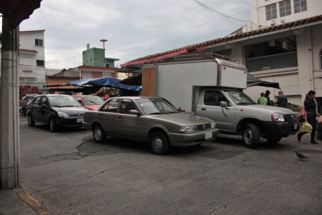 Debido a la imprudencia de algunos conductores que hacen sus compras los jueves en el mercado San José, al estacionar sus autos sobre la calle Nogeira, incluso en doble fila, el tráfico sobre 5 de Febrero se congestiona. Agentes viales brillan por su ausencia. 