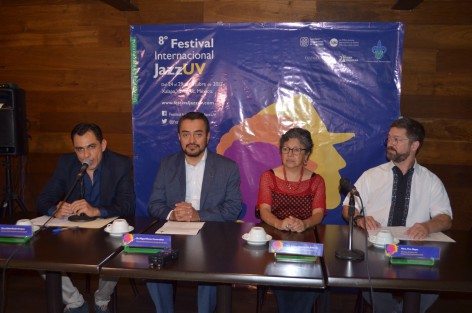 El Director del Festival Internacional Jazz UV Rafael Alcalá Hinojosa, acompañado por autoridades universitarias, anunció la realización del 8o Festival de Jazz, donde alumnos interesados en esta disciplina podrán competir por un lugar para hacer una maestría en Estados Unidos, así como asistir a clases maestras, conciertos, talleres, conversatorios y diversas actividades. 