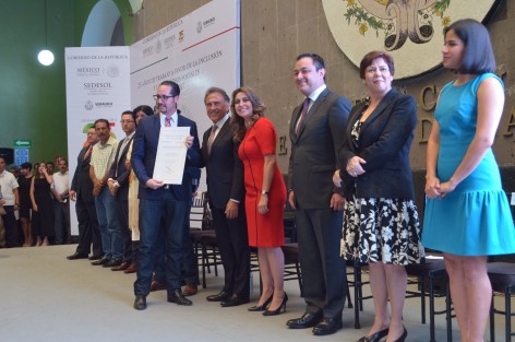 Alcaldes electos, secretarios de despacho y funcionarios de diversos niveles acudieron a Palacio de Gobierno a la celebración del 25 aniversario de SEDESOL donde el Gobernador Miguel Ángel Yunes y la delegada Federal Anilu Ingram presidieron el evento.  