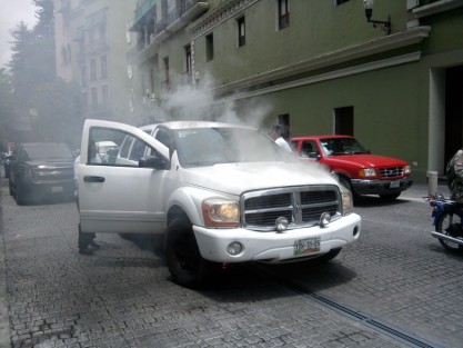 Una camioneta de Ayudantía del Gobernador del Estado, Miguel Ángel Yunes, se incendió sobre la calle Zaragoza, a espaldas del Palacio de Gobierno. ¿Será que por ahorrar los vehículos oficiales no están recibiendo mantenimiento? 
