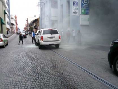 Una camioneta de Ayudantía del Gobernador del Estado, Miguel Ángel Yunes, se incendió sobre la calle Zaragoza, a espaldas del Palacio de Gobierno. ¿Será que por ahorrar los vehículos oficiales no están recibiendo mantenimiento? 