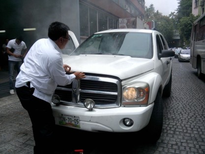 Una camioneta de Ayudantía del Gobernador del Estado, Miguel Ángel Yunes, se incendió sobre la calle Zaragoza, a espaldas del Palacio de Gobierno. ¿Será que por ahorrar los vehículos oficiales no están recibiendo mantenimiento? 