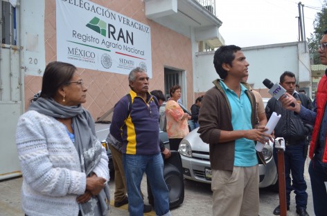 Integrantes del Movimiento por la defensa territorial de la sierra de Santa Marta integrado a la Red Nacional de resistencia civil y al congreso nacional indígena, denunciaron que el gobierno federal ha puesto en disposición de PEMEX varios municipios de esta región para explotación de hidrocarburos, lo que ocasionaría contaminación de aguas, temblores, contaminación entre otras problemáticas.