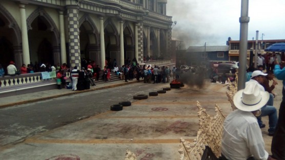 un grupo de unas 700 personas de la organización Movimiento Social Independiente de Veracruz (MOSIV), se manifestó frente al Palacio Municipal de Altotonga, porque las autoridades municipales no han cumplido las obras prometidas. Quemaron llantas parapresionar a las autoridades para que los atendieran.