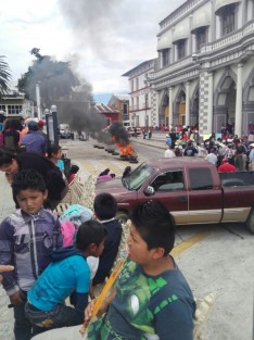 un grupo de unas 700 personas de la organización Movimiento Social Independiente de Veracruz (MOSIV), se manifestó frente al Palacio Municipal de Altotonga, porque las autoridades municipales no han cumplido las obras prometidas. Quemaron llantas parapresionar a las autoridades para que los atendieran.