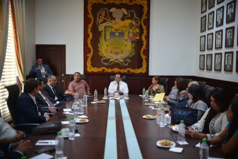 El alcalde Américo Zúñiga Martínez presidió la reunión que solicitaron sus homólogos de 15 ayuntamientos con los delegados de la Sedesol, Anilú Ingram Vallines y de Gobernación, Ángel Issac Ochoa, para exponer la preocupación que existe sobre los señalamientos realizados por la dependencia federal en torno a la utilización de recursos del 2017 para concluir obras sociales del 2016.