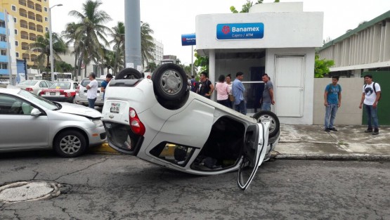 Un automóvil compacto volcó al chocar contra otro vehículo sobre las calles de Mar de Cortés y Bulevar Ruiz Cortines, en la conurbación Veracruz -Boca del Río. El conductor del auto compacto resultó con heridas leves. No fue necesario su traslado al hospital.