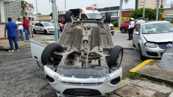 Un automóvil compacto volcó al chocar contra otro vehículo sobre las calles de Mar de Cortés y Bulevar Ruiz Cortines, en la conurbación Veracruz -Boca del Río. El conductor del auto compacto resultó con heridas leves. No fue necesario su traslado al hospital.