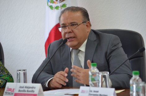 Representantes del OPLE, Alejandro Bonilla; del INE,  Josué Cervantes Martínez; y de la junta Local, Eduardo Gerardo Ramos, anunciaron la realización del foro denominado <em>Mesa inicial para el reconocimiento del déficit  democrático</em>, a realizarse el próximo 23 de agosto en la Galería de Arte Contemporáneo en la ciudad de Xalapa.  