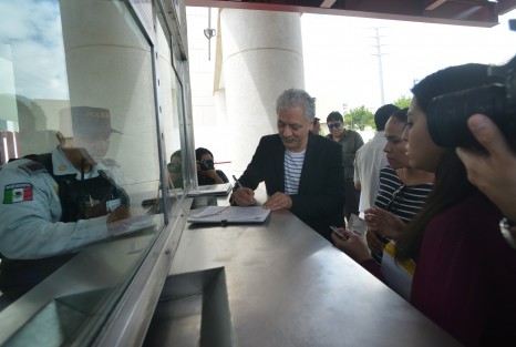 En compañía de ciudadanos xalapeños, el alcalde electo de Xalapa, Hipólito Rodríguez,  acudió a poner una denuncia contra la renovación de contrato por otros 15 años con la empresa proactiva esto en las instalaciones del Poder Judicial de la Federación.