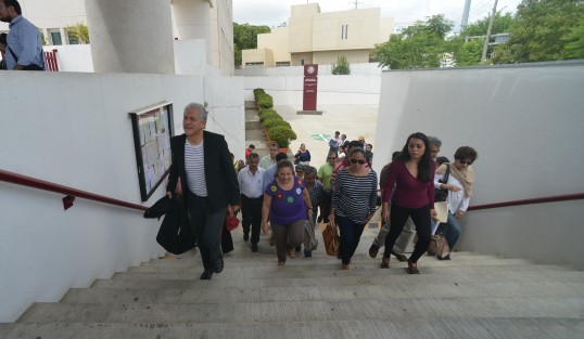 En compañía de ciudadanos xalapeños, el alcalde electo de Xalapa, Hipólito Rodríguez,  acudió a poner una denuncia contra la renovación de contrato por otros 15 años con la empresa proactiva esto en las instalaciones del Poder Judicial de la Federación.