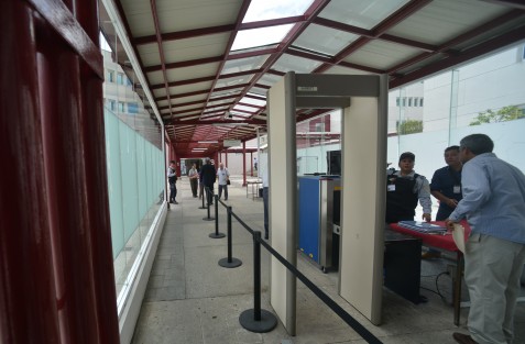 En compañía de ciudadanos xalapeños, el alcalde electo de Xalapa, Hipólito Rodríguez,  acudió a poner una denuncia contra la renovación de contrato por otros 15 años con la empresa Proactiva, esto en las instalaciones del Poder Judicial de la Federación.