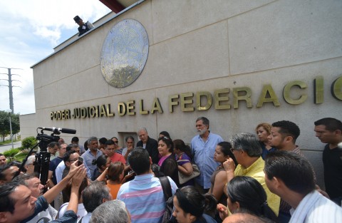 En compañía de ciudadanos xalapeños, el alcalde electo de Xalapa, Hipólito Rodríguez,  acudió a poner una denuncia contra la renovación de contrato por otros 15 años con la empresa Proactiva, esto en las instalaciones del Poder Judicial de la Federación.