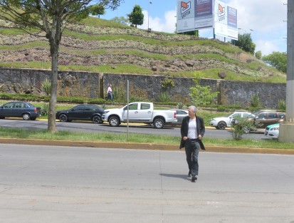 En compañía de ciudadanos xalapeños, el alcalde electo de Xalapa, Hipólito Rodríguez,  acudió a poner una denuncia contra la renovación de contrato por otros 15 años con la empresa Proactiva, esto en las instalaciones del Poder Judicial de la Federación.