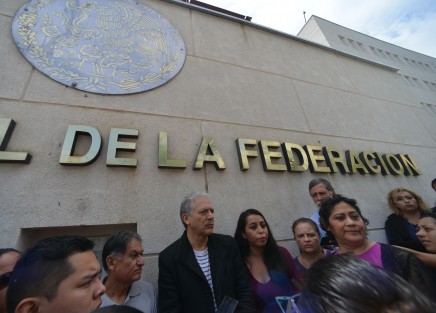 En compañía de ciudadanos xalapeños, el alcalde electo de Xalapa, Hipólito Rodríguez,  acudió a poner una denuncia contra la renovación de contrato por otros 15 años con la empresa Proactiva, esto en las instalaciones del Poder Judicial de la Federación.