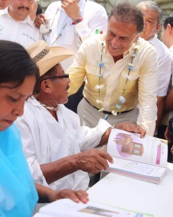 Al asistir a la inauguración de la Segunda Jornada Nacional de Incorporación y Acreditación del IVEA, el Gobernador Miguel Ángel Yunes Linares destacó que Veracruz ocupa el primer lugar a nivel nacional en personas alfabetizadas, durante el primer semestre de su Gobierno.