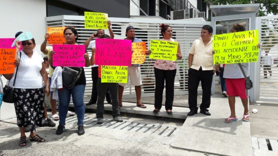 Familiares y amigos de dos trabajadores de limpia pública del municipio de Boca del Río, fallecidos en un accidente vehícular en el mes de mayo, se manifestaron afuera de los juzgados del poder judicial del estado de Veracruz porque consideran que se han cometido irregularidades en el proceso para beneficiar al presunto culpable.
