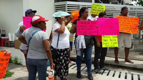 Familiares y amigos de dos trabajadores de limpia pública del municipio de Boca del Río, fallecidos en un accidente vehícular en el mes de mayo, se manifestaron afuera de los juzgados del poder judicial del estado de Veracruz porque consideran que se han cometido irregularidades en el proceso para beneficiar al presunto culpable.