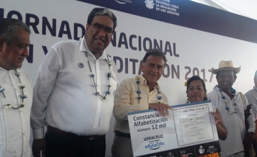 El Gobernador del Estado, Miguel Ángel Yunes Linares, arribó al municipio de Papantla para poner en marcha Segunda Jornada Nacional de Incorporación y Acreditación 2017, organizada por el IVEA e INEA, acompañado por la diputada federal Heidi Salazar Espinosa, del alcalde electo Mariano Romero González y como anfitrión el actual alcalde Papanteco Marcos Romero Sánchez. 