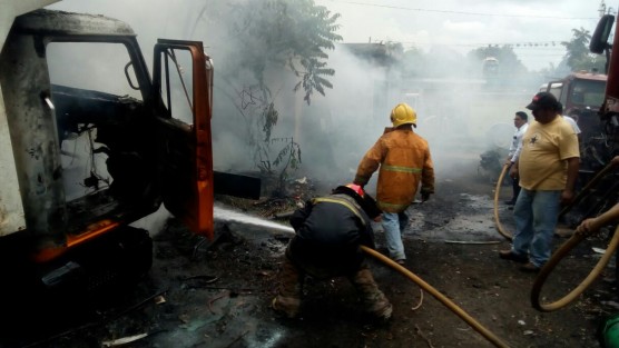 La tarde de este viernes se incendió el taller <em>El Chaco</em> ubicado en la  avenida 6 calle 13 y 11 de Cuitláhuac, Ver., luego de que uno de los trabajadores se encontraba soldando y no tomó las debidas precauciones cayendo las chispas en aceite y grasa  lo que provocó que se iniciara el fuego. Dos vehículos fueron alcanzados por las llamas. 
