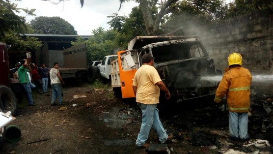 La tarde de este viernes se incendió el taller <em>El Chaco</em> ubicado en la  avenida 6 calle 13 y 11 de Cuitláhuac, Ver., luego de que uno de los trabajadores se encontraba soldando y no tomó las debidas precauciones cayendo las chispas en aceite y grasa  lo que provocó que se iniciara el fuego. Dos vehículos fueron alcanzados por las llamas. 
