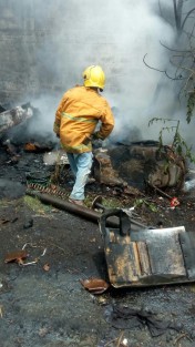 La tarde de este viernes se incendió el taller <em>El Chaco</em> ubicado en la  avenida 6 calle 13 y 11 de Cuitláhuac, luego de que uno de los trabajadores se encontraba soldando y no tomó las debidas precauciones cayendo las chispas en aceite y grasa  lo que provocó que se iniciara el fuego. Dos vehículos fueron alcanzados por las llamas. 

