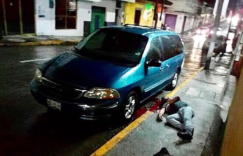  Cuatro personas fueron asesinadas esta noche de viernes en  Córdoba, Ver.,  producto de un ataque armado registrado en la Calle 10 y avenida 1. Tres personas quedaron abatidas en la calle, y  a una cuadra, dentro de una farmacia, uno  más.
