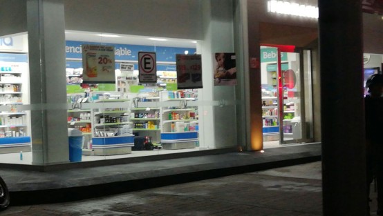 Cuatro personas fueron asesinadas esta noche de viernes en Córdoba, Ver., producto de un ataque armado registrado en la Calle 10 y avenida 1. Tres personas quedaron abatidas en la calle, y a una cuadra, dentro de una farmacia, uno más.