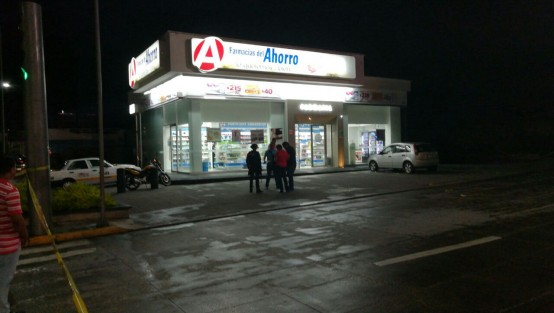Cuatro personas fueron asesinadas esta noche de viernes en Córdoba, Ver., producto de un ataque armado registrado en la Calle 10 y avenida 1. Tres personas quedaron abatidas en la calle, y a una cuadra, dentro de una farmacia, uno más.