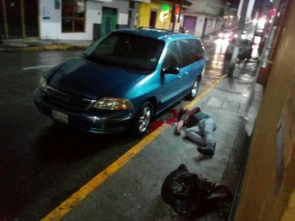 Cuatro personas fueron asesinadas esta noche de viernes en Córdoba, Ver., producto de un ataque armado registrado en la Calle 10 y avenida 1. Tres personas quedaron abatidas en la calle, y a una cuadra, dentro de una farmacia, uno más.