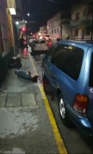 Cuatro personas fueron asesinadas esta noche de viernes en Córdoba, Ver., producto de un ataque armado registrado en la Calle 10 y avenida 1. Tres personas quedaron abatidas en la calle, y a una cuadra, dentro de una farmacia, uno más.