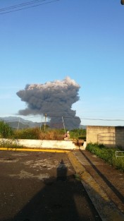 La mañana de este sábado se registró una explosión en un ducto en un cañal a un costado de la carretera estatal que conduce de la localidad Zapopan-Campo Chico, municipio de Ixtazoquitlán, Ver.. 