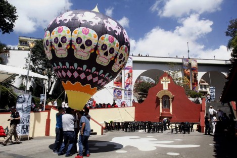 Desde temprana hora se realizan preparativos para la inauguración del Festival de las flores Xalapa llena de luz, en la plazuela del barrio de Xallitic, la noche de este sábado. 