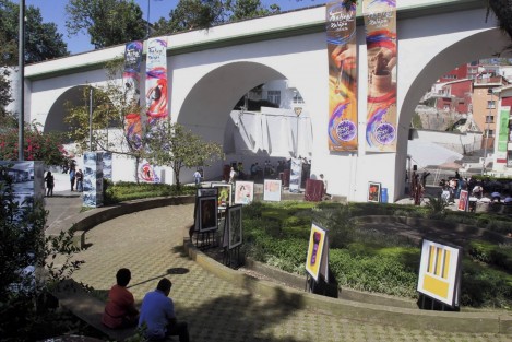 Desde temprana hora se realizan preparativos para la inauguración del Festival de las flores Xalapa llena de luz, en la plazuela del barrio de Xallitic, la noche de este sábado. 