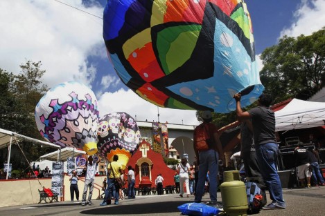 Desde temprana hora se realizan preparativos para la inauguración del Festival de las flores Xalapa llena de luz, en la plazuela del barrio de Xallitic, la noche de este sábado. 