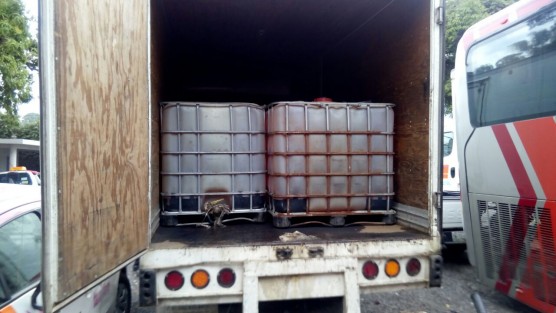 Un camión marca Freightliner, color blanco, con caja seca color blanco, el cual se encontraba abandonado y con el neumático delantero izquierdo dañado fue asesurado en la parada de autobuses de la línea TVT ubicada en la avenida 1 calle 6 y 8 de la localidad de Zapopan, municipio de Ixtaczoquitlán, Ver.; transportaba 4 bidones con capacidad de mil litros, los cuales se encontraban casi llenos con hidrocarburo, al parecer robado. 