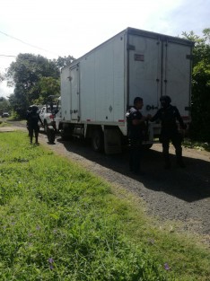 Un camión marca Freightliner, color blanco, con caja seca color blanco, el cual se encontraba abandonado y con el neumático delantero izquierdo dañado fue asesurado en la parada de autobuses de la línea TVT ubicada en la avenida 1 calle 6 y 8 de la localidad de Zapopan, municipio de Ixtaczoquitlán, Ver.; transportaba 4 bidones con capacidad de mil litros, los cuales se encontraban casi llenos con hidrocarburo, al parecer robado. 
