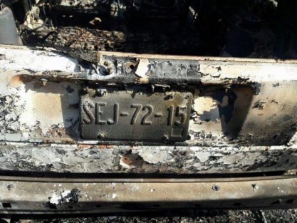 Algunos vehículos se quemaron en el sitio donde una toma clandestina explotó. 