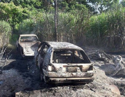 Algunos vehículos se quemaron en el sitio donde una toma clandestina explotó. 