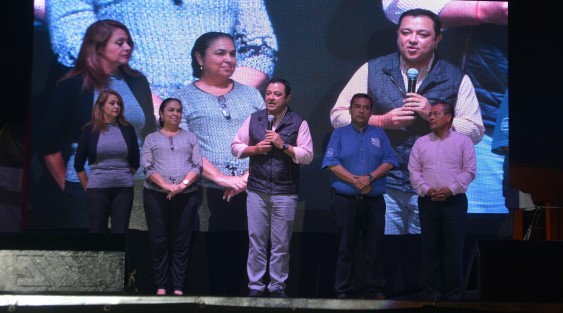 El alcalde Américo Zúñiga, en compañía de la rectora de la UV, Sara Ladrón de  Guevara, y autoridades de cultura, inauguraron el Festival de las Flores Xalapa llena de luz en tradicional barrio de Xalitic.