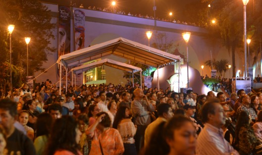 El alcalde Américo Zúñiga, en compañía de la rectora de la UV, Sara Ladrón de  Guevara, y autoridades de cultura, inauguraron el Festival de las Flores Xalapa llena de luz en tradicional barrio de Xalitic.