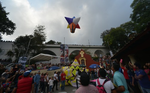 El alcalde Américo Zúñiga, en compañía de la rectora de la UV, Sara Ladrón de  Guevara, y autoridades de cultura, inauguraron el Festival de las Flores Xalapa llena de luz en tradicional barrio de Xalitic.