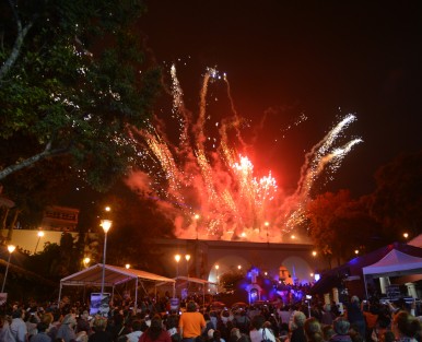 Cientos de xalapeños pudieron disfrutar de globos, música y juegos pirotécnicos.