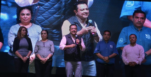 El alcalde Américo Zúñiga Martínez inauguró la cuarta edición del Festival de las Flores-Xalapa llena de luz, que reunirá a casi dos mil artistas locales, nacionales y extranjeros.
