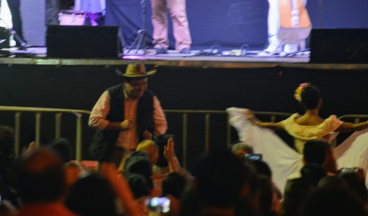 El alcalde Américo Zúñiga Martínez inauguró la cuarta edición del Festival de las Flores-Xalapa llena de luz, que reunirá a casi dos mil artistas locales, nacionales y extranjeros. 