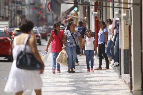 Padres de familia realizan compras de última hora en librerías, zapaterías y en tiendas de uniformes escolares, en la víspera del inicio del ciclo escolar 2017-2018.