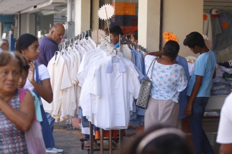 Padres de familia realizan compras de última hora en librerías, zapaterías y en tiendas de uniformes escolares, en la víspera del inicio del ciclo escolar 2017-2018.